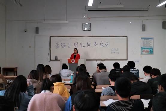 说明: 图片包含 人员, 室内, 墙壁, 天花板描述已自动生成