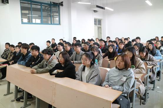 说明: 图片包含 人员, 室内, 群组, 墙壁描述已自动生成